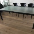 ET-32 / Eettafels / Grote zwarte eettafel met crepi glas