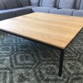 ST-27 / Salontafels / Grote zwarte salontafel met eikenhouten blad